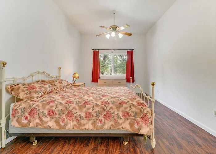 Charming Grants Pass Cottage W/ Patio & Gas Grill!