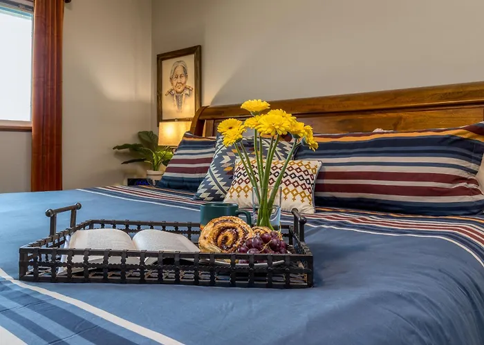 Pendleton House - Complimentary Wine Tasting