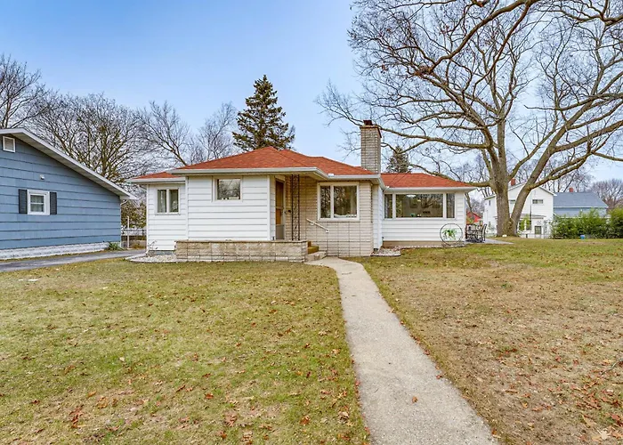 Quiet Manistee Home W/ Patio < 1 Mi To Beaches!