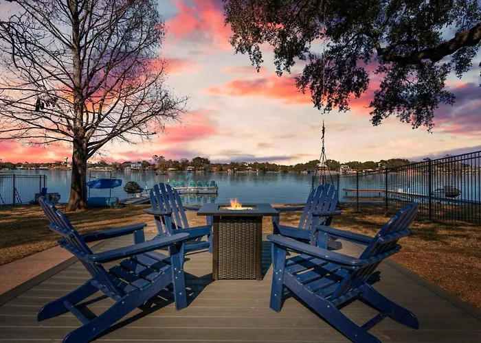Family Lakefront Retreat