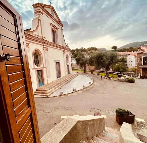 Charmant petit appartement place de l eglise