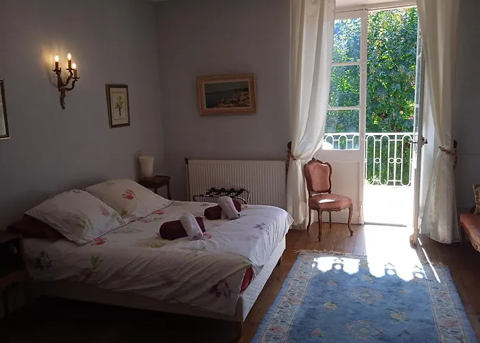 Maison calme avec piscine entourée de son parc