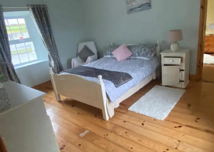 Cheerful 3 Bedroom Country Farm House