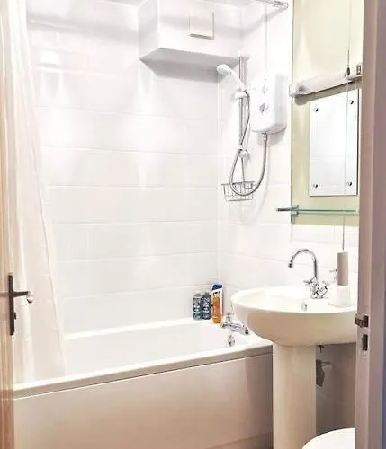 Apartment In Epsom With Free Parking