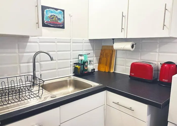 Apartment In Epsom With Free Parking
