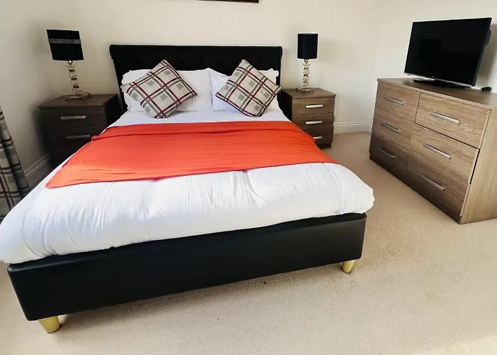 Elegant Double Room In A Family Home With Shared Bathroom In Central Reading