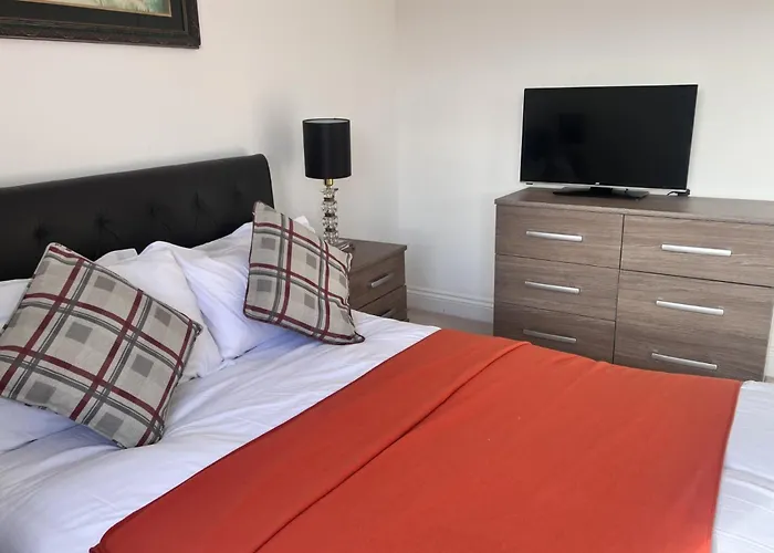 Elegant Double Room In A Family Home With Shared Bathroom In Central Reading