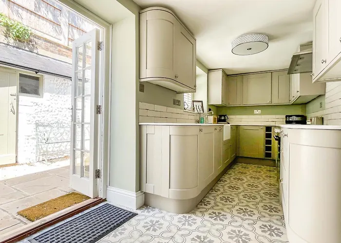 Beautiful 2 Bedroom Cottage With Private Courtyard In Arundel Centre