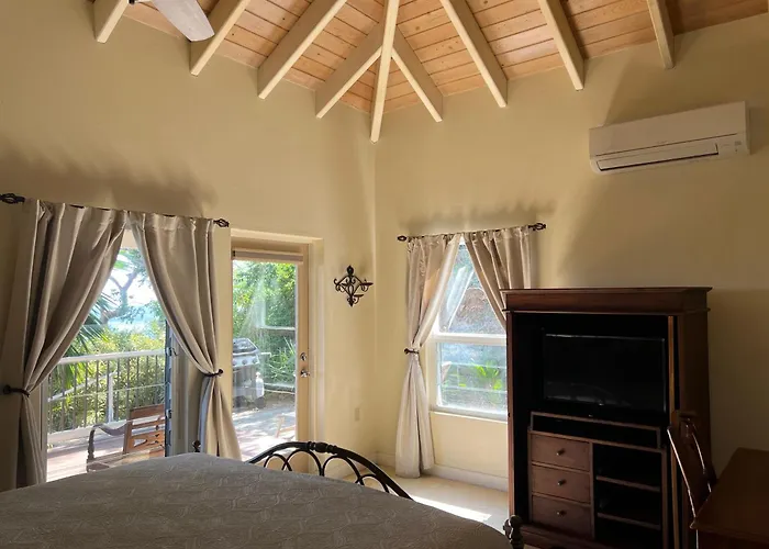 Coconut Breeze Villa: Mesmerizing Views, Cooling Tradewinds