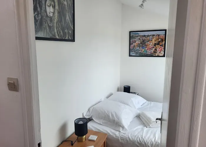 La Maison du Donjon - Gites de 8 personnes, parking privé avec jardin terrasse