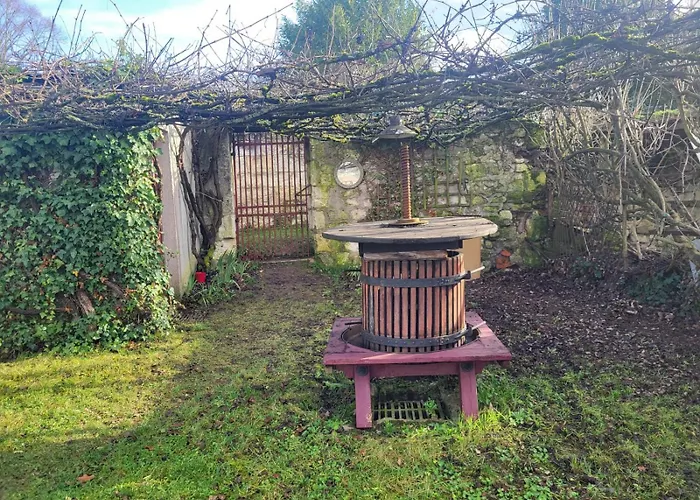 La Maison du Donjon - Gites de 8 personnes, parking privé avec jardin terrasse