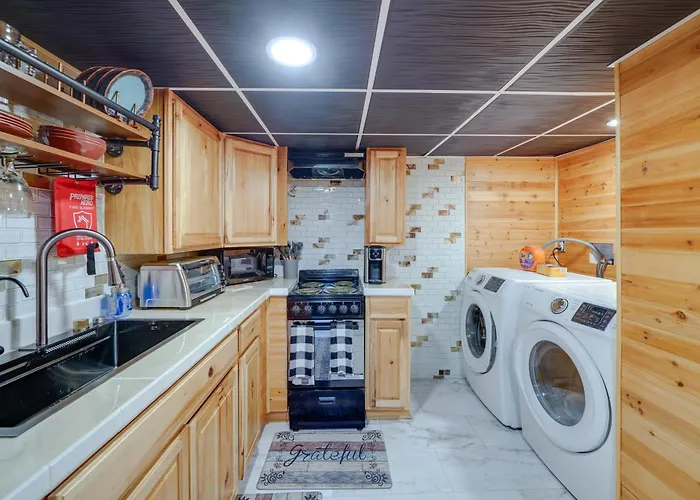 Beckley Studio W/ Private Hot Tub & Home Gym!