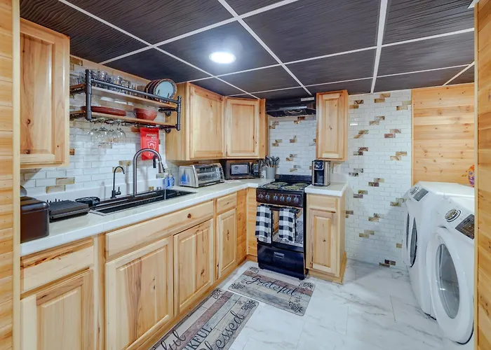 Beckley Studio W/ Private Hot Tub & Home Gym!