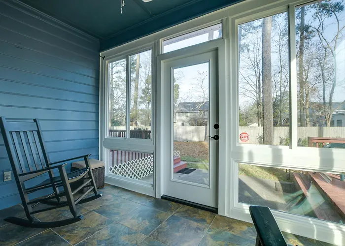 Lovely Fayetteville Home: Deck & Fireplace!