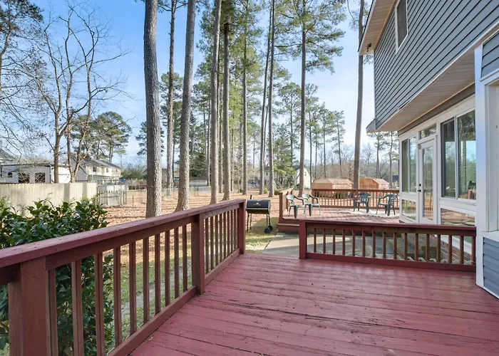 Lovely Fayetteville Home: Deck & Fireplace!