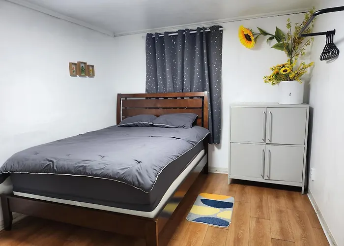 Newly Renovated Spacious 2 Bedroom Unit In Hbc #1