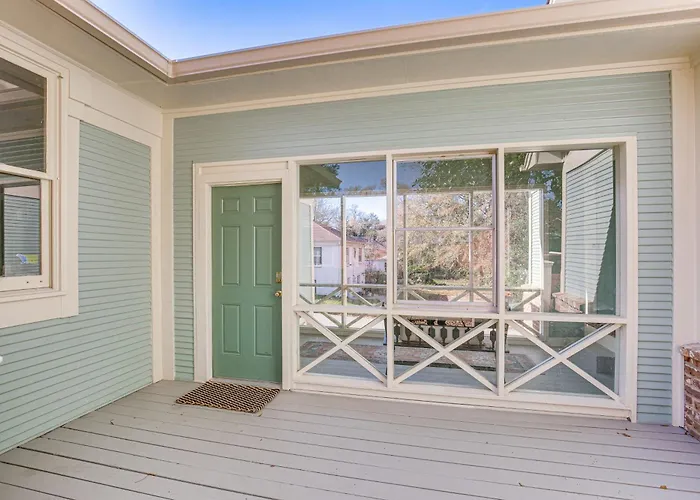 2 Mi To Tyler Rose Garden: Vibrant Apartment!