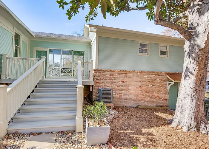 2 Mi To Tyler Rose Garden: Vibrant Apartment!