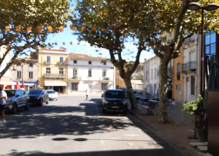 Maison de maître dans le village, bord de mer