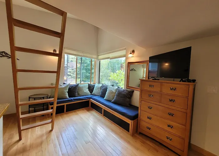 Quiet Lofted Studio At Tomboy Lodge