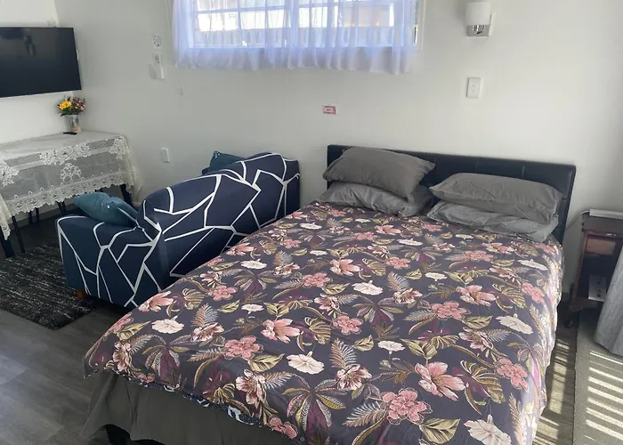 Self Contained Unit, Private Bathroom, Private Entrance, Close To Shops & Hospital Homestay