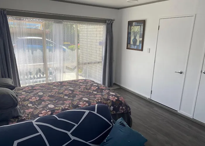 Self Contained Unit, Private Bathroom, Private Entrance, Close To Shops & Hospital Homestay