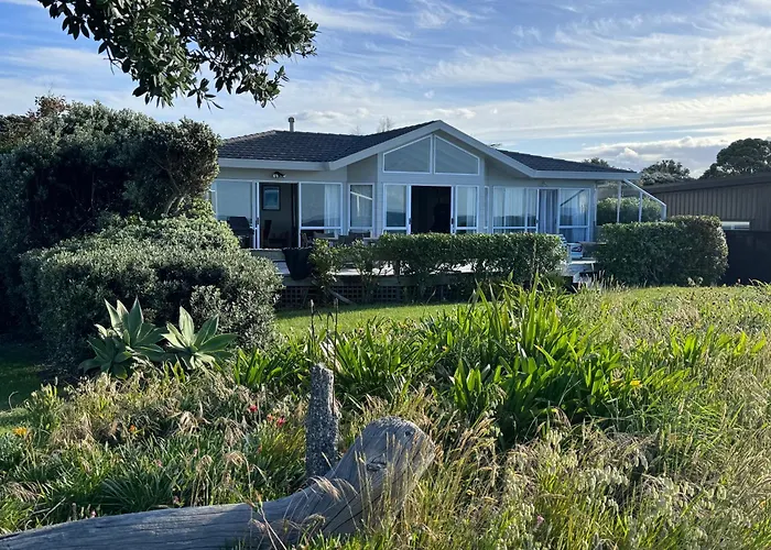 Matarangi Beachfront - Matarangi Holiday Home