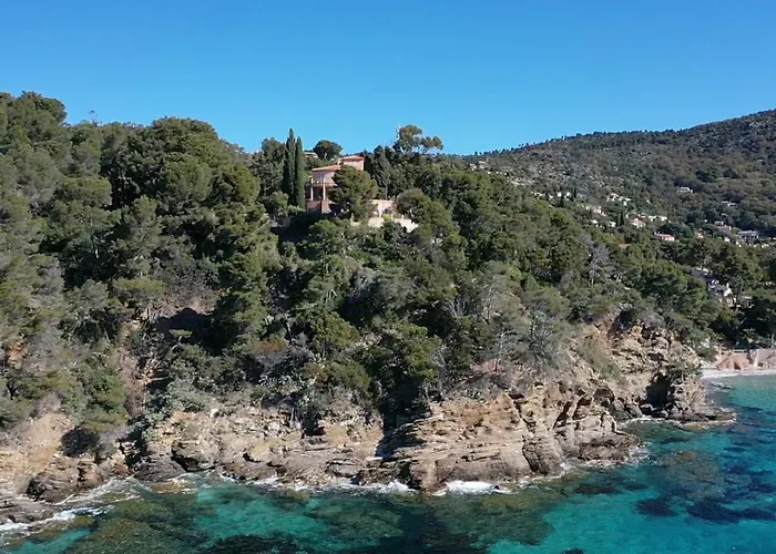 Villa la Malpagne, 400m2 les pieds dans l'eau