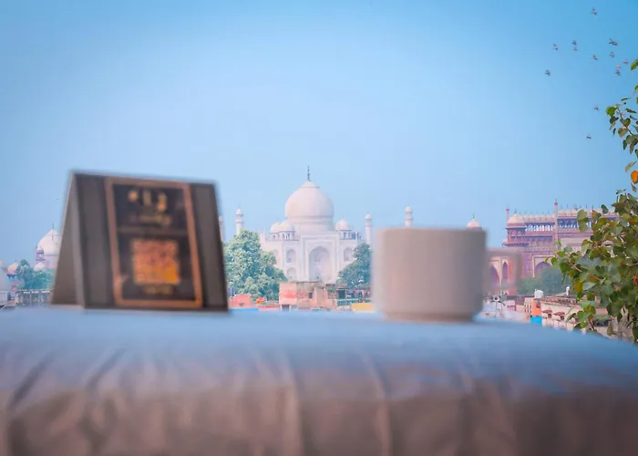 Waterpark hotel: Lucky Restaurant & Guest House Near Taj Mahal