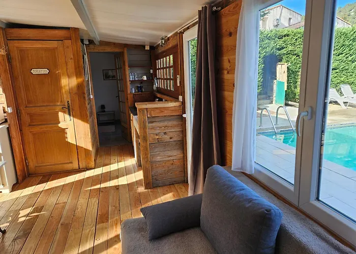 Chalet banane devant piscine, a 6km du festival de piano de la roque d'anthéron