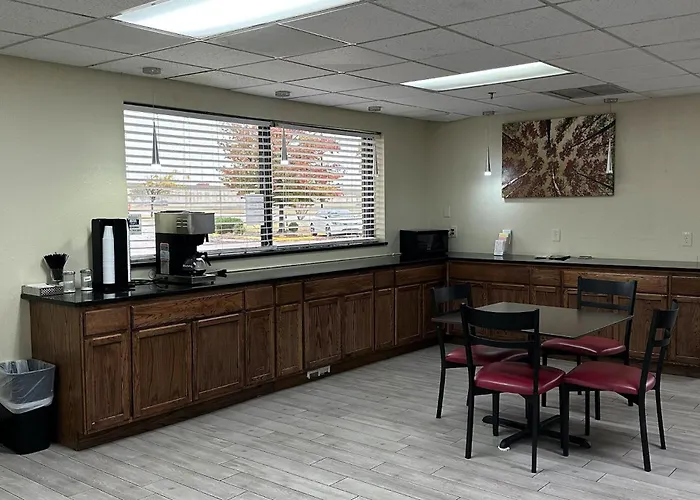 Ping Pong hotel: Golden Hotel Wichita Airport