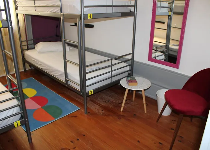Albergue: By Doors Hostel