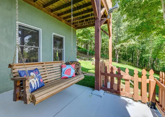 Pet-Friendly Waynesville Retreat W/ Hot Tub!