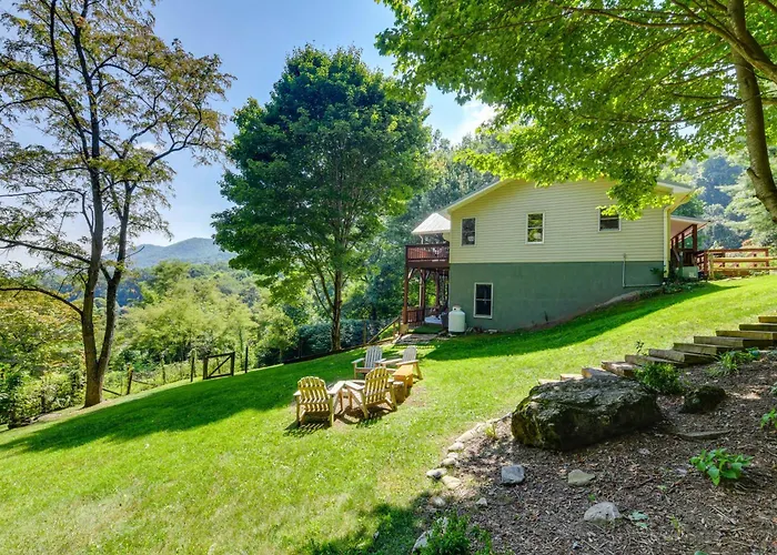 Pet-Friendly Waynesville Retreat W/ Hot Tub!