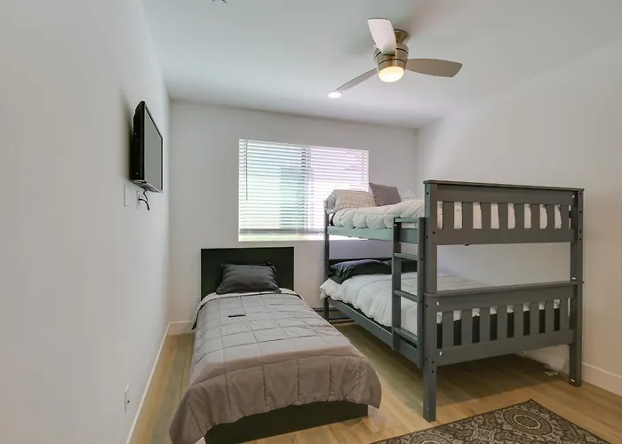 Pet-Friendly Paramount Home, 16 Mi To Los Angeles!