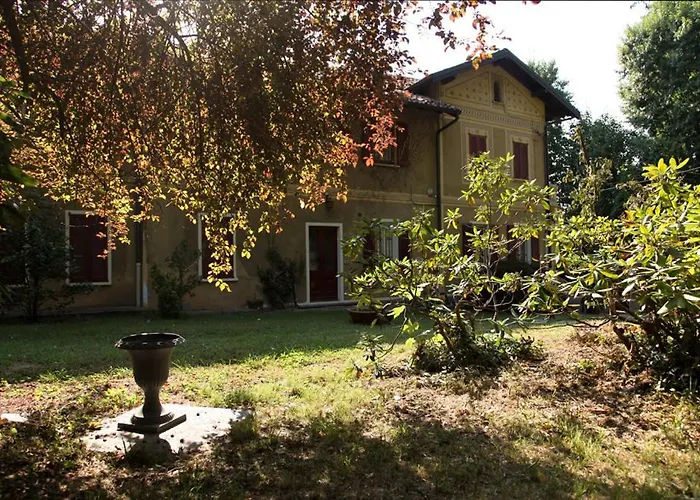 Villa Helios Holiday Home - Centre, Lake, 10' Car - Free Parking Self Check-In Airco