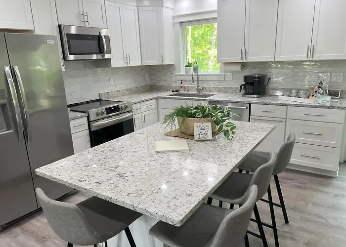 Gardner Lake 2 Queen/1King/2 Bath/Laundry- Private