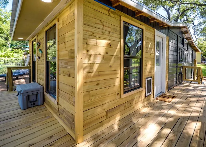 Waterfront Lake Lbj Cabin W/ Private Dock!