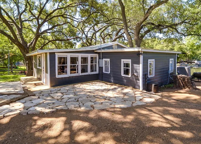 Waterfront Lake Lbj Cabin W/ Private Dock!
