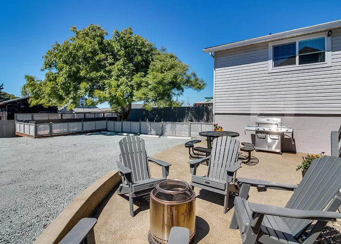 North Bend Home W/ Cornhole Court & Putting Green