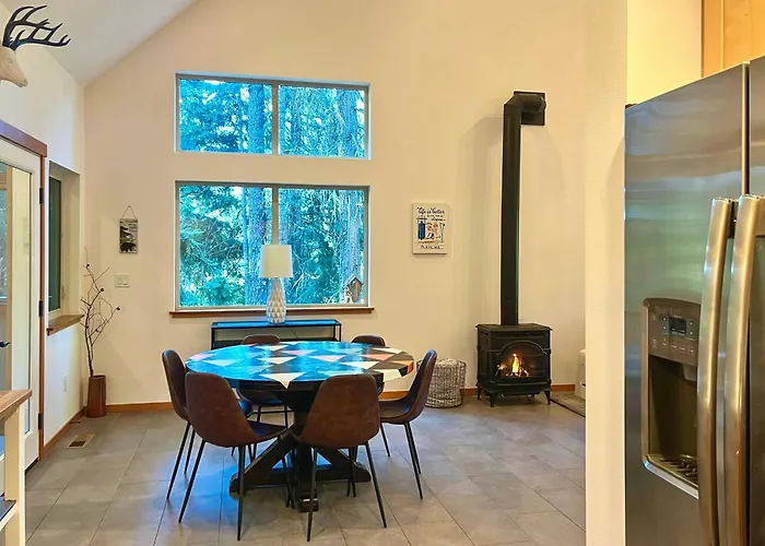 Modern Beaver Valley Cabin W/ Hot Tub & Games!