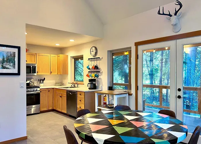 Modern Beaver Valley Cabin W/ Hot Tub & Games!