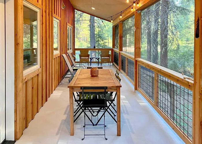 Modern Beaver Valley Cabin W/ Hot Tub & Games!