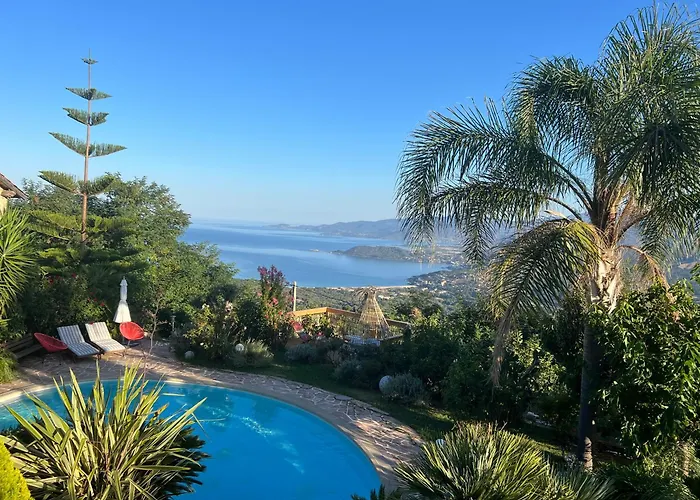 Petit coin de paradis, vue panoramique mer &montagne, piscine privée...