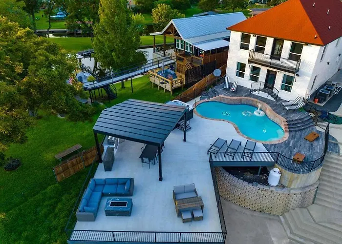Lakefront Home Insane Views - Pool Spa Gameroom