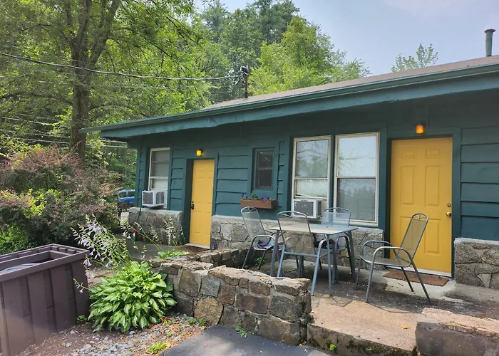 Motel: Adirondack Diamond Point Lodge