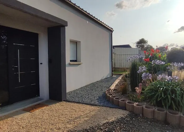 Maison récente avec jardin.