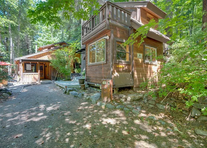 Leavenworth Cabin W/ Private Hot Tub!
