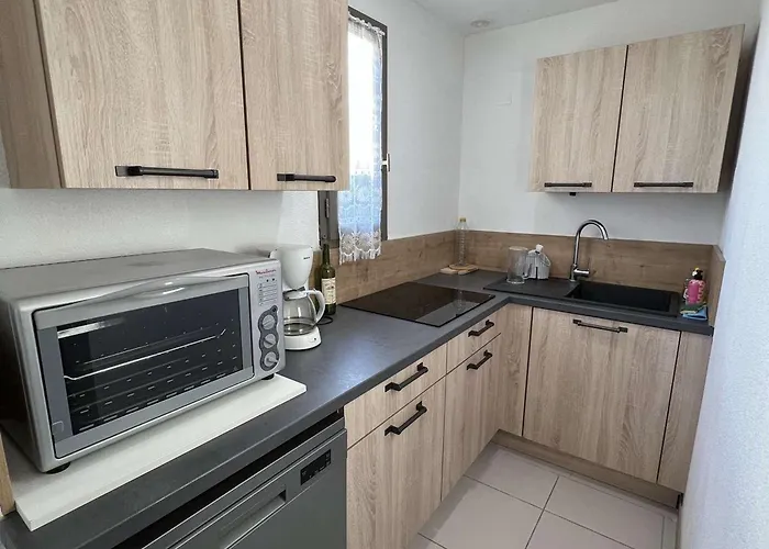 Maison avec Cour, Piscine Sécurisée, Climatisation, 3 Chambres, Proche Plage, 8 Personnes - FR-1-701-33