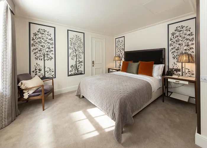 Hotels Close to Airport City Of London Club